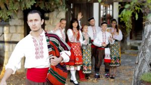 Шарена гайда: Мъже и жени в носия