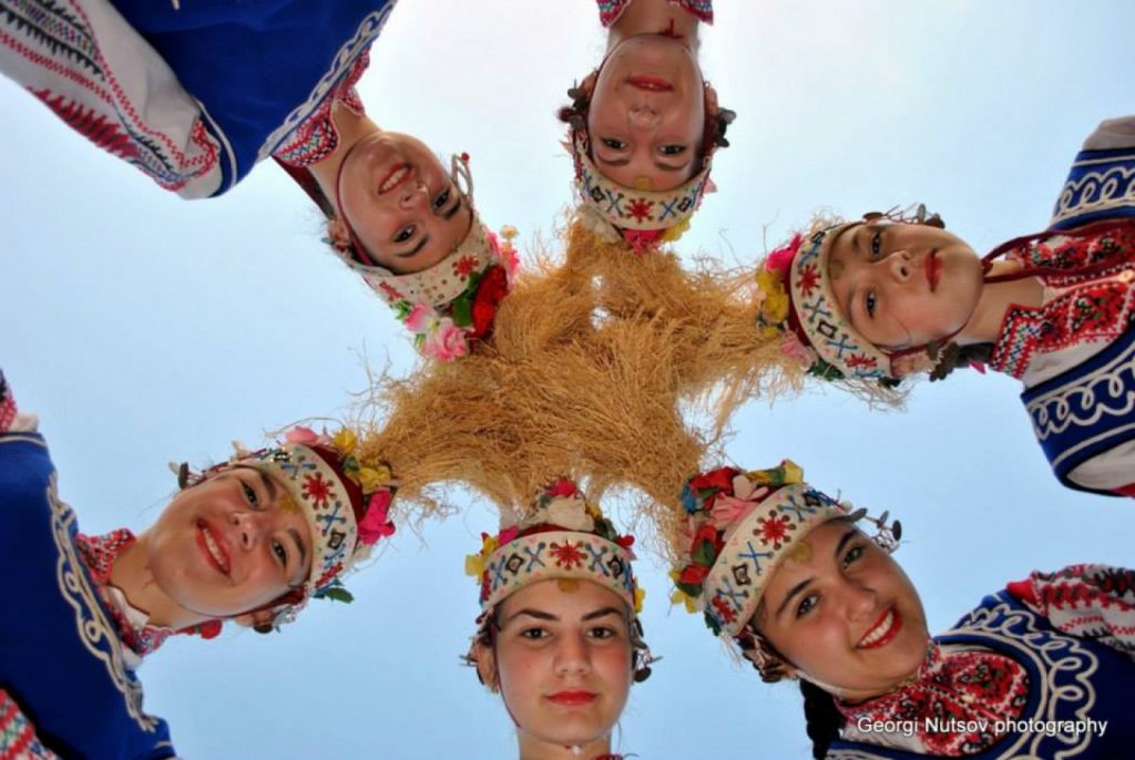Момичета в шопски носии