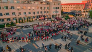 Мисионис пее и танцува