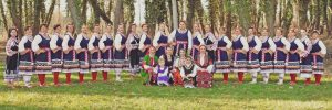 Обща снимка на Фолклорен танцов клуб "Граовци" в народни носии