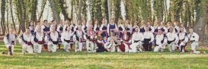 Обща снимка на Фолклорен танцов клуб "Граовци" в народни носии